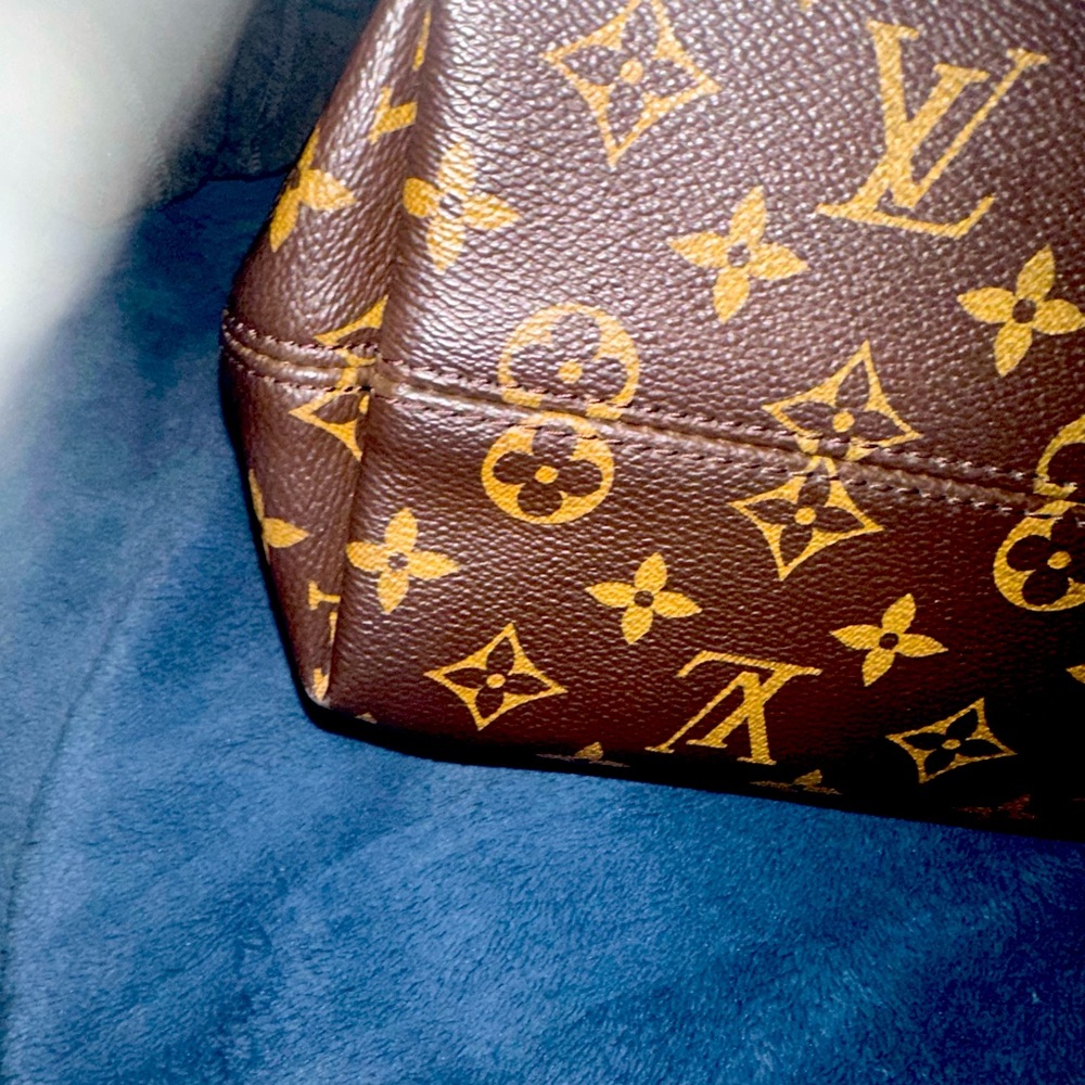 Louis Vuitton bag and matching wallet comes with dust bag & original box.